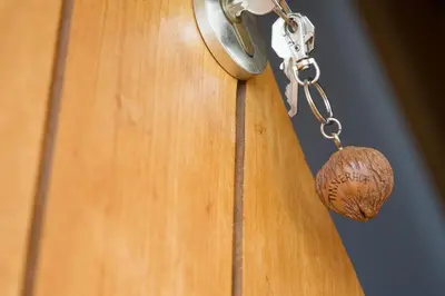 a wooden door with a keychain on it at Tinnerhof in Appiano sulla Strada del Vino