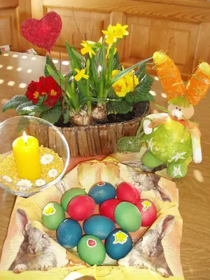 a table with easter eggs and some plants and flowers at Tinnerhof in Appiano sulla Strada del Vino