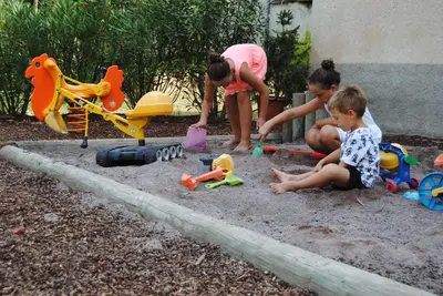 a group of children playing in a sandbox at Wiesenheim- Unterer Plattenhof 