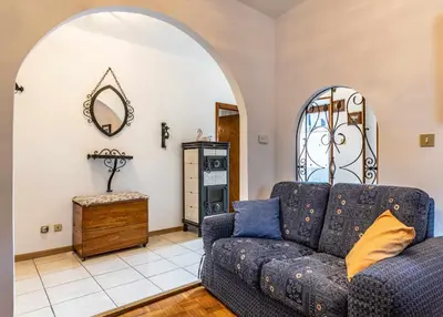 a living room with a couch and a mirror at Dimora Franch Cloz Ospitar in Cloz