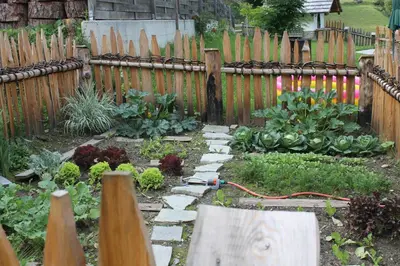 a garden in front of a wooden fence at Reden Hof in Selva dei Molini
