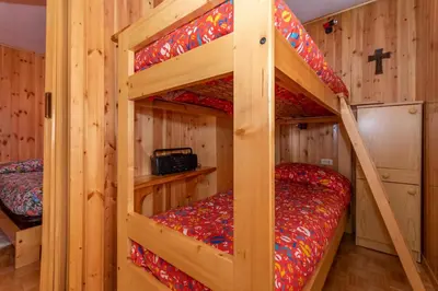 a bedroom with two bunk beds in a cabin at Casa Coli in Mazzin