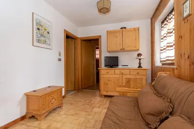 a living room with a couch and a kitchen at Casa Coli in Mazzin
