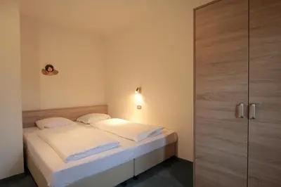 a bedroom with a bed and a closet at Residence Baumgartner in Fiè