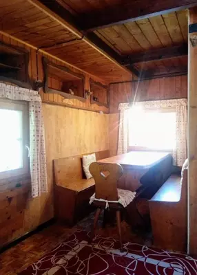 a room with a desk and a chair in a cabin at Il nido (Cica) in Sottoguda