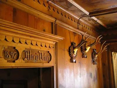 a wall with a antlers hanging on the wall at Messnerwirt Onach in San Lorenzo di Sebato