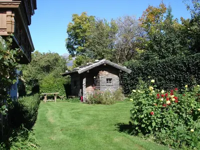 a small house in the middle of a garden at Residence Klementhof in Naz-Sciaves