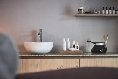 a counter with a bowl and a mortar and pestle at AMA Stay in San Vigilio Di Marebbe