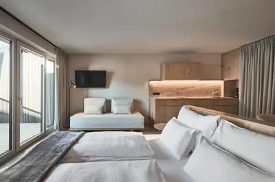 a hotel room with a bed and a tv at AMA Stay in San Vigilio Di Marebbe