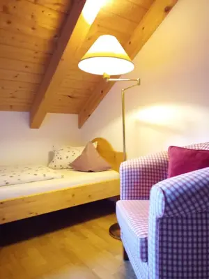 a living room with a couch and a lamp at Ferienwohnung Boarbichlhof in Schenna