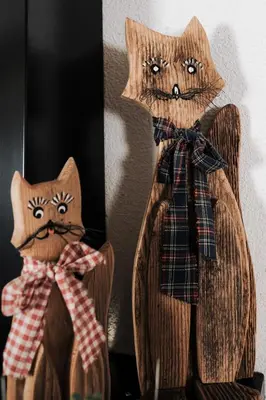 two wooden cat figurines with bow ties on them at Luggishof in Campo Tures