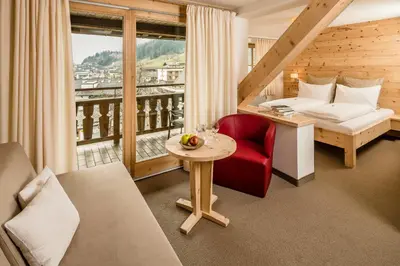 a hotel room with a bed and a window at Gasthof Eggwirt in Ultimo