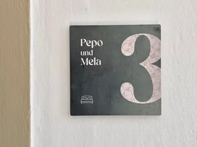 a sign with the number three on a wall at Haus Noldin - historische Herberge - dimora storica in Salorno sulla Strada del Vino