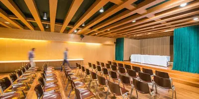 a conference room with chairs and a table and two people at Haus Noldin - historische Herberge - dimora storica in Salorno sulla Strada del Vino