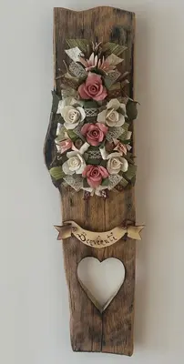 a bouquet of roses and a heart on a wall at Casa Felice in Caviola