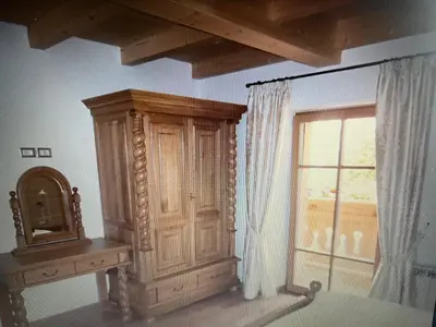a room with a wooden cabinet and a window at Appartaments Sanderhof in La Valle