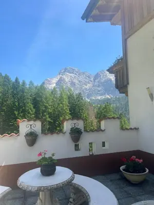 a balcony with a table and a view of a mountain at Appartaments Sanderhof in La Valle