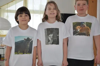 a group of three children wearing tshirts with pictures of animals at Rastlhof in Meltina