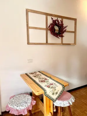 a wooden table with a quilt on top of it at Suite AGB in Mazzin