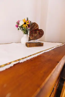 a vase of flowers sitting on top of a table at Stimpflhof in Aldino