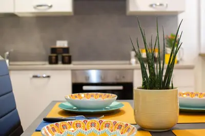 a kitchen with two bowls and a potted plant on a table at Tranquillo bilocale vicino al centro storico in Bolzano
