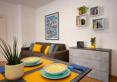 a living room with two plates on a table at Tranquillo bilocale vicino al centro storico in Bolzano