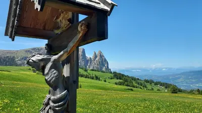 a statue of a person reaching into a wooden box at Relax Home Fie' allo Sciliar - Alpe di Siusi Val Gardena in Fiè
