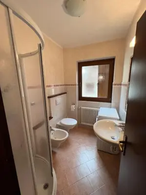 a bathroom with two sinks and two toilets at Delizioso appartamento trilocale a Moena in Moena