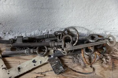 a metal chain with a lock on a wall at Attica 54 Apartments Merano in Merano