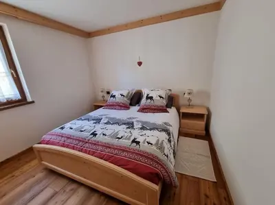 a bedroom with a bed in a room at Appartamento ai larici, rustico ed elegante in Varena