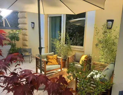 a round basket hanging from a fence with plants at 5-Zimmer-Appartement in historischer Privatvilla, Meran Zentrum, Kostenloser Parkplatz in Merano