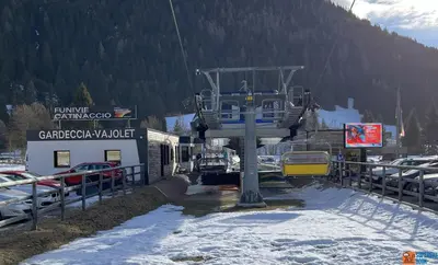 a ski lift with cars parked in a parking lot at CasaMau Bilo in Pera