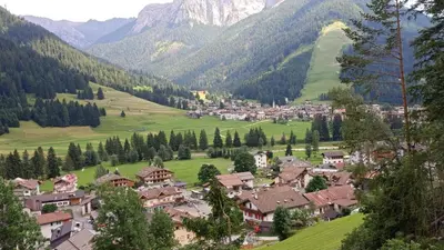 a village in a valley with mountains in the background at CasaMau Bilo in Pera