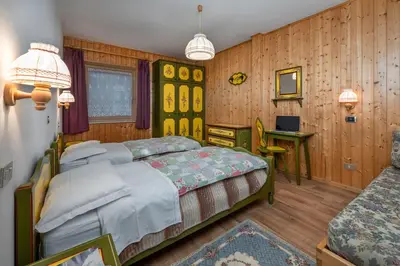 a hotel room with two beds and a couch at Appartamento Brunel in Pera