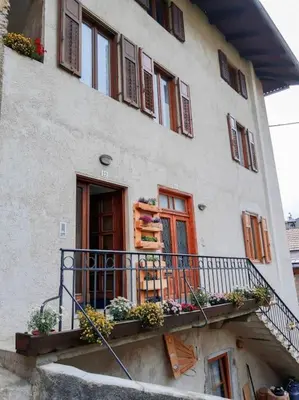 a building with a balcony with flowers on it at da Stoimenov in Fondo