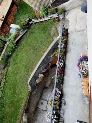 an aerial view of a garden with flowers in a yard at da Stoimenov in Fondo