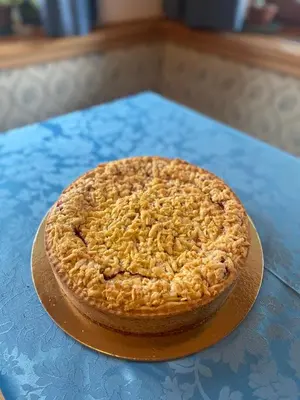 a pie sitting on top of a blue table at Garní Ladinia in Pescul