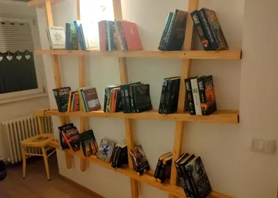 a bunch of books on shelves on a wall at Alessandro's Home in Carano