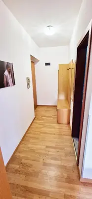 a room with a hallway with a wooden floor at Apartment Geranie - Alpstay in Naturno