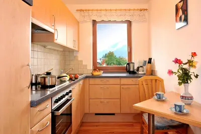 a kitchen with a stove and a window at Stoanpeppelehof in Naz-Sciaves
