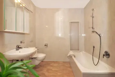 a bathroom with a sink and a toilet and a shower at Stoanpeppelehof in Naz-Sciaves