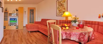 a living room with a table and a couch at Stoanpeppelehof in Naz-Sciaves
