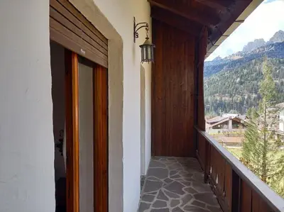 a balcony of a house with a view of a mountain at Appartamento a San Vito di Cadore in San Vito di Cadore