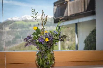 a vase filled with flowers sitting on a window sill at Panorama Residence Schlossblick - Apartments Erdgeschoss in Rodengo